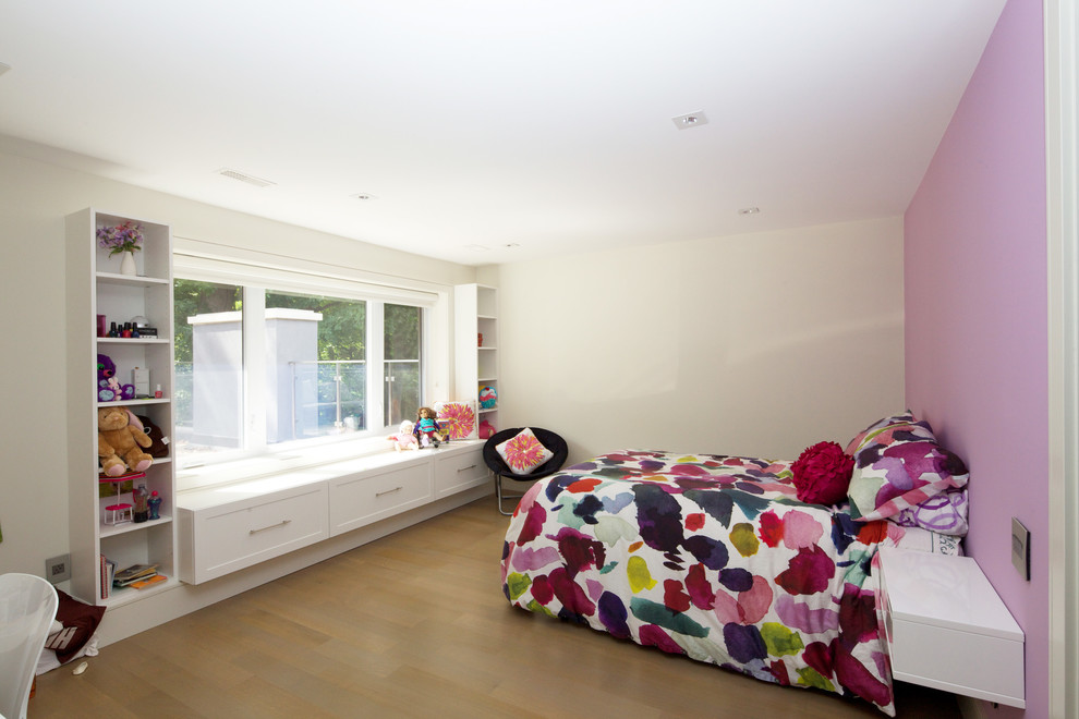 Großes Modernes Schlafzimmer ohne Kamin mit lila Wandfarbe, Laminat und braunem Boden in Toronto