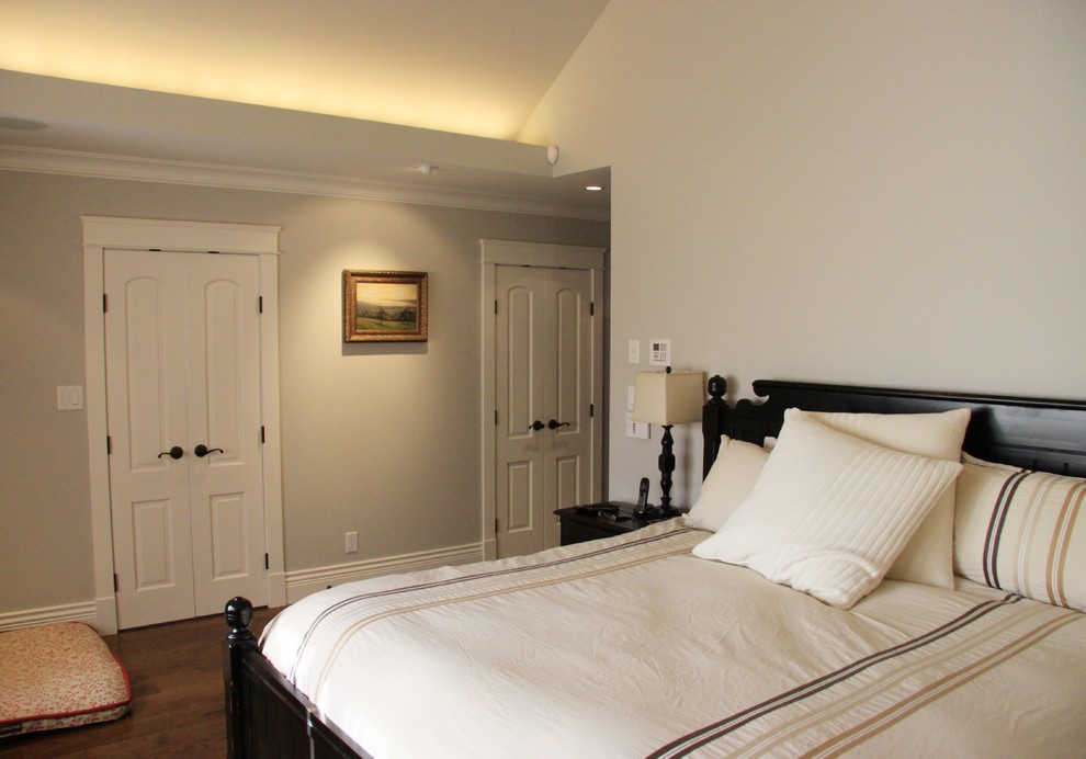 Mittelgroßes Landhausstil Hauptschlafzimmer mit weißer Wandfarbe und dunklem Holzboden in Vancouver