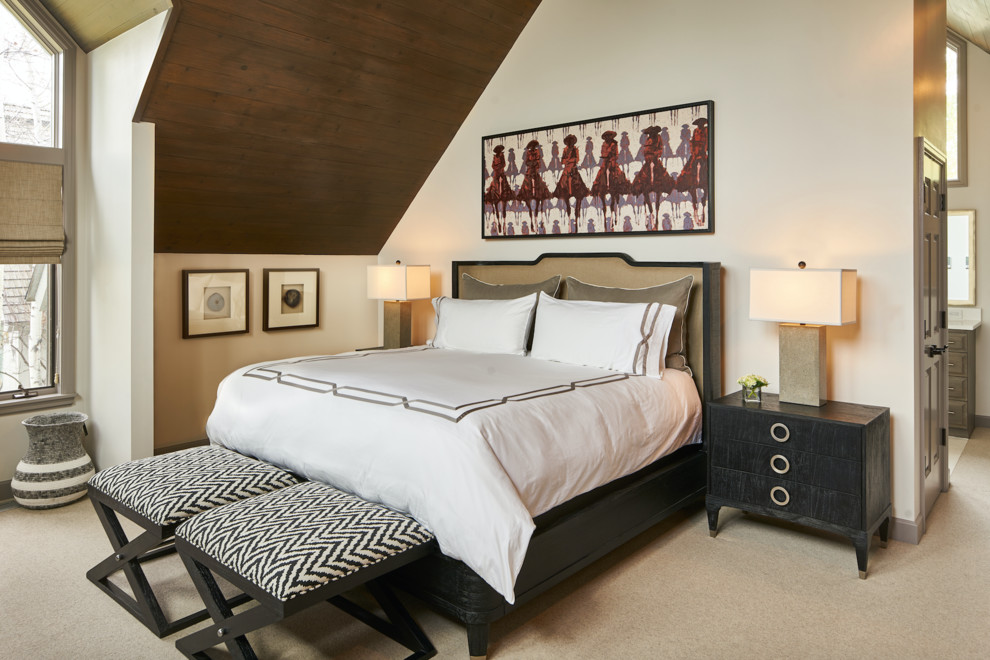 На фото: гостевая спальня среднего размера, (комната для гостей) в стиле фьюжн с бежевыми стенами и ковровым покрытием без камина с