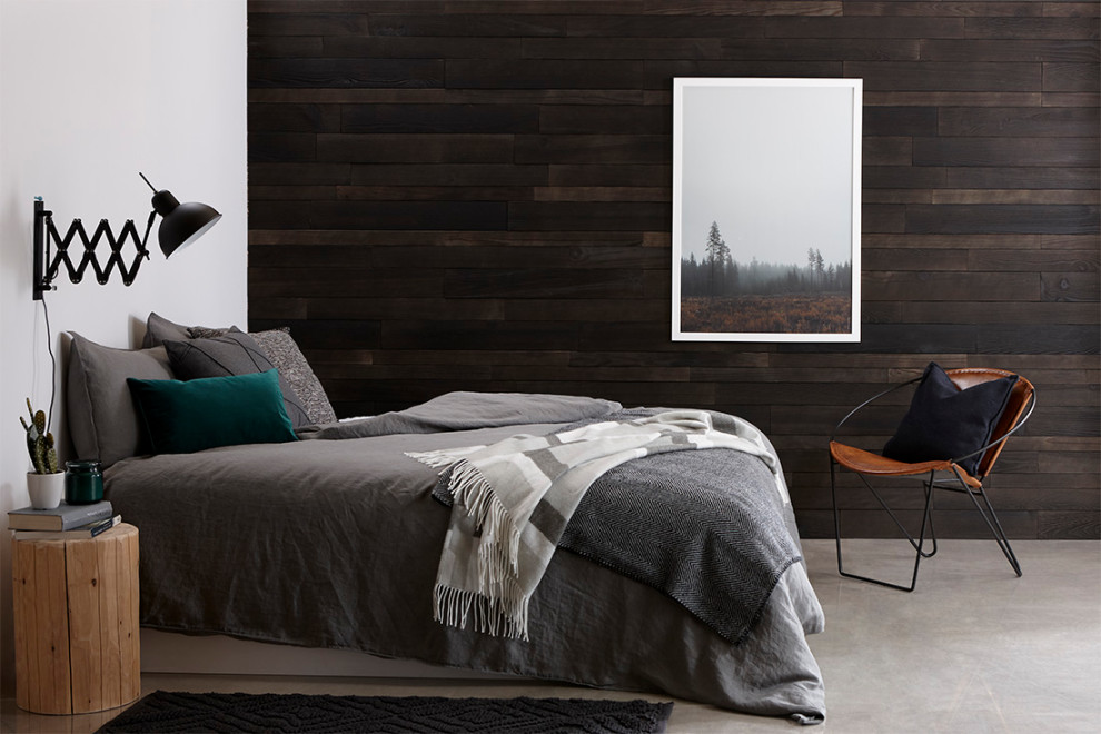 広いインダストリアルスタイルのおしゃれなロフト寝室 (白い壁、コンクリートの床、暖炉なし、グレーの床)