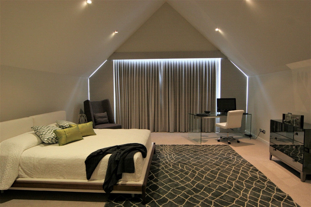 パースにある巨大なモダンスタイルのおしゃれなロフト寝室 (白い壁、カーペット敷き、グレーの床) のインテリア