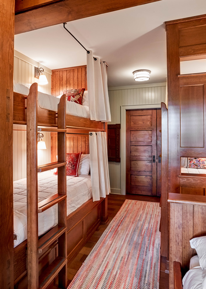На фото: гостевая спальня среднего размера, (комната для гостей) в стиле рустика с серыми стенами, паркетным полом среднего тона и коричневым полом без камина