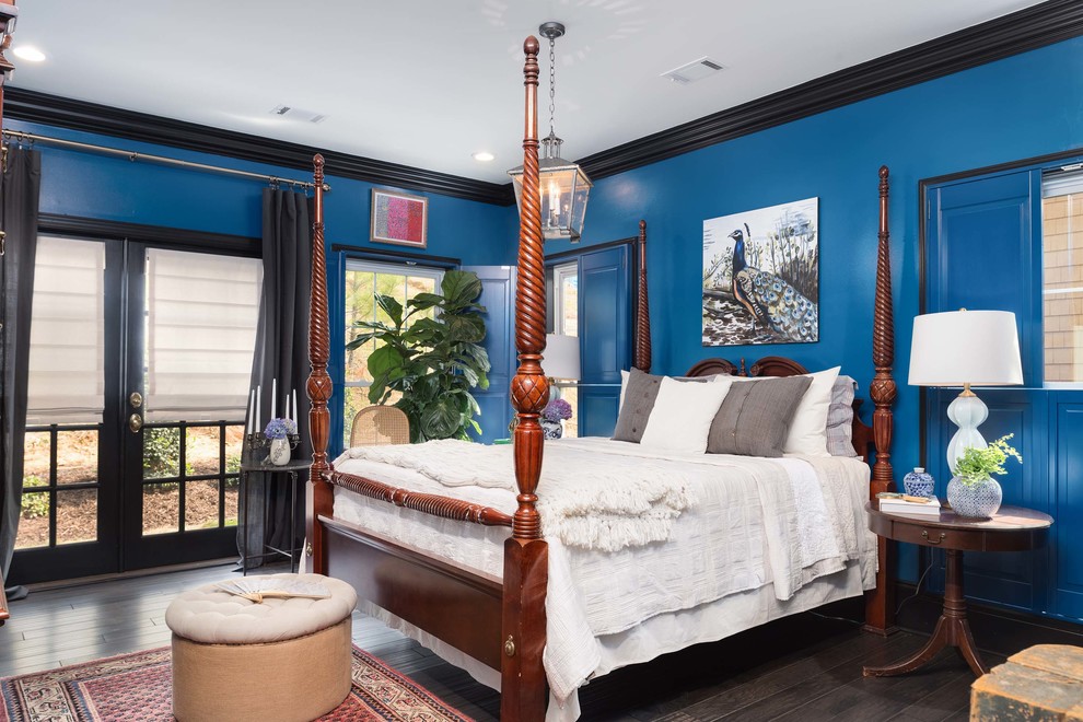 Cette photo montre une chambre parentale chic avec un mur bleu et parquet foncé.