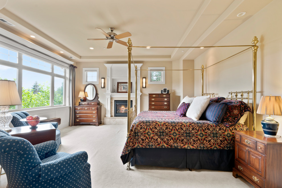 На фото: спальня в классическом стиле с бежевыми стенами, ковровым покрытием, бежевым полом и многоуровневым потолком
