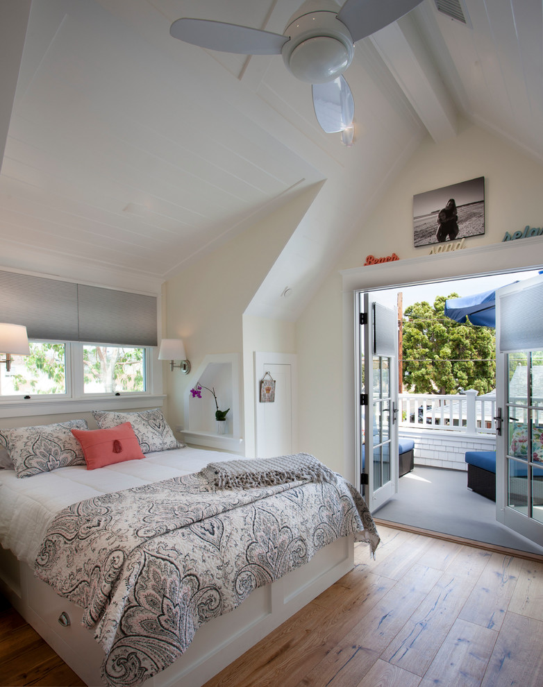 Imagen de dormitorio principal marinero de tamaño medio con paredes blancas, suelo de madera clara y suelo gris
