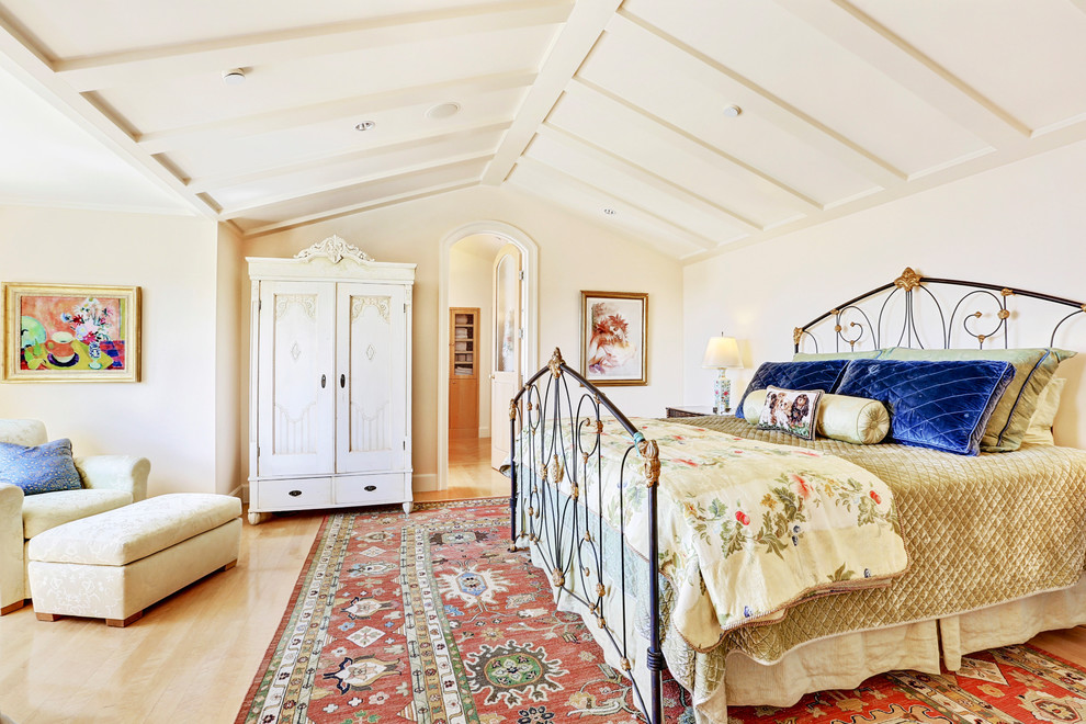 サンフランシスコにある広いトラディショナルスタイルのおしゃれな主寝室 (白い壁、淡色無垢フローリング) のレイアウト