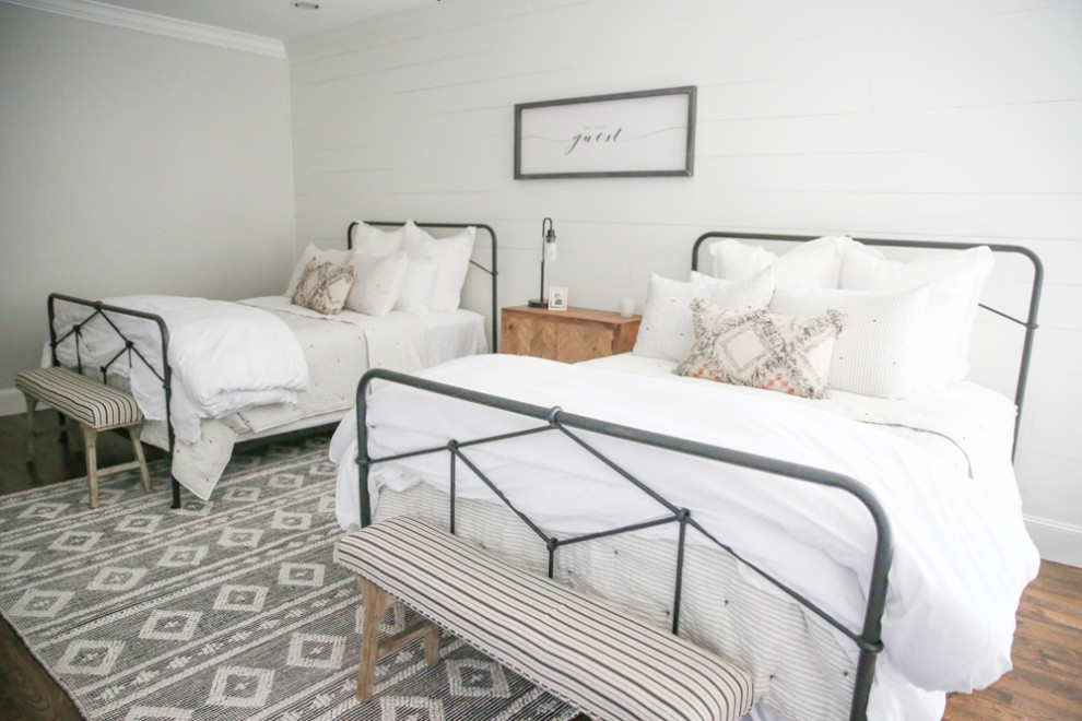 Mittelgroßes Klassisches Gästezimmer mit weißer Wandfarbe, dunklem Holzboden und braunem Boden in Dallas