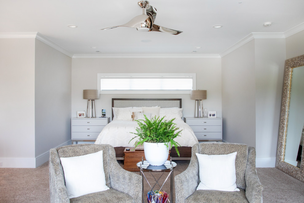 Imagen de habitación de invitados abovedada costera grande con paredes beige, moqueta y suelo beige
