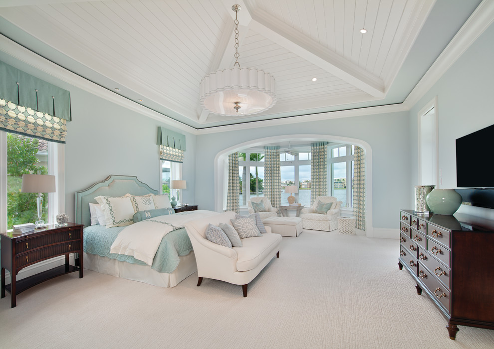 Klassisches Hauptschlafzimmer mit blauer Wandfarbe, Teppichboden und weißem Boden in Miami
