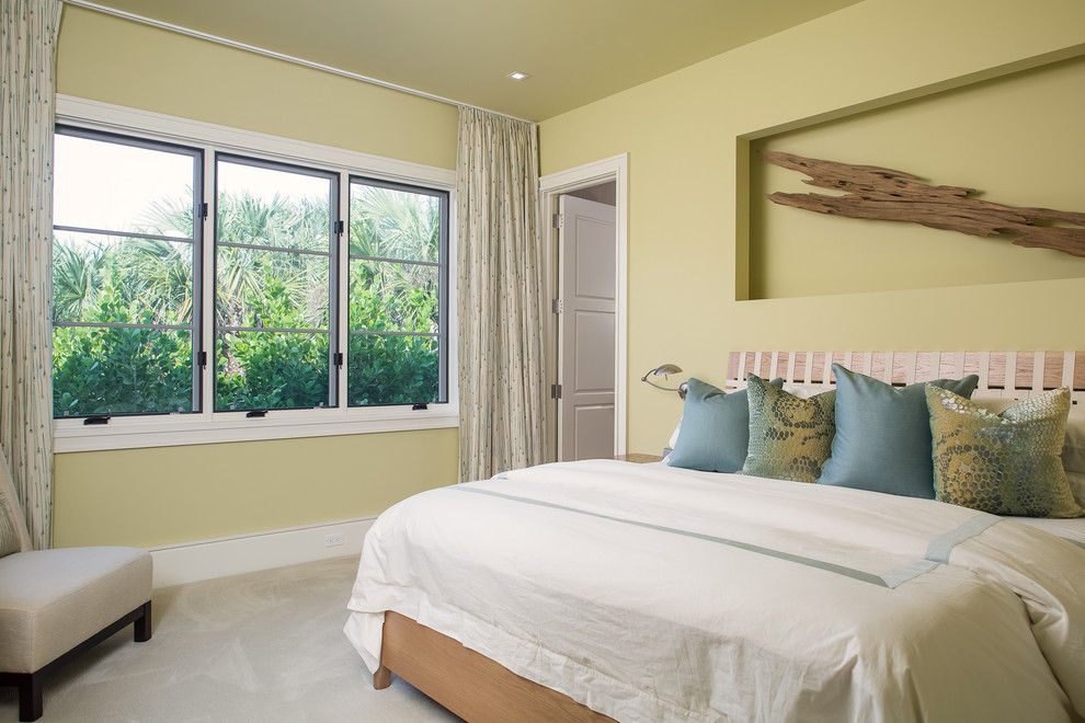 Diseño de habitación de invitados tradicional renovada extra grande con paredes verdes y moqueta