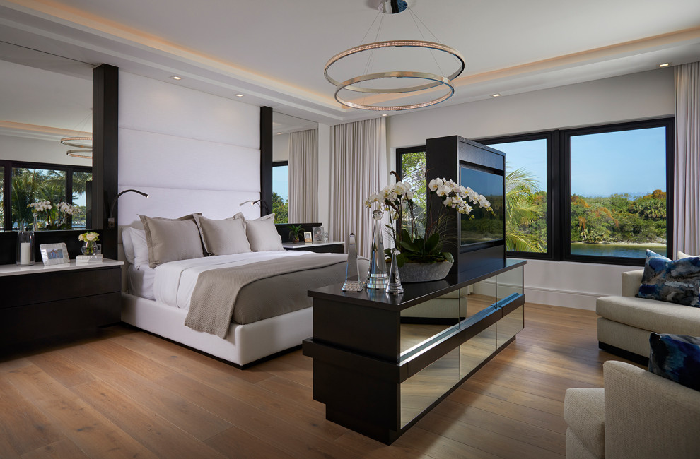 Ejemplo de dormitorio principal tradicional renovado extra grande con paredes blancas, suelo de madera clara y suelo marrón
