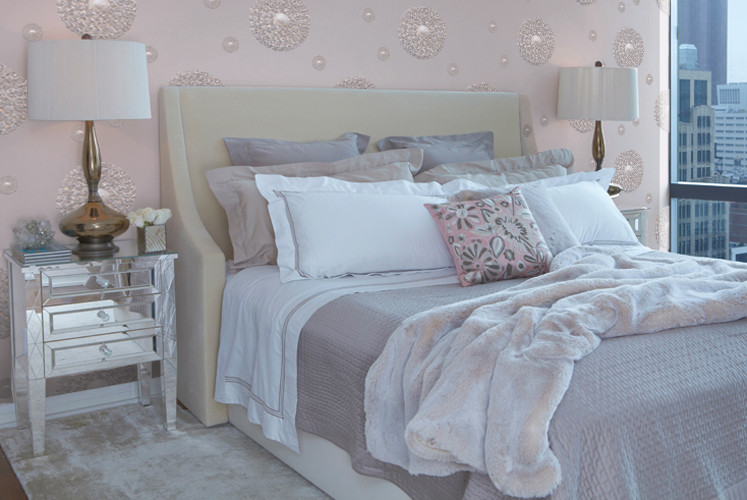 Imagen de dormitorio principal contemporáneo con paredes rosas y suelo de madera en tonos medios