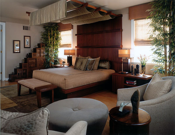 Imagen de dormitorio principal contemporáneo de tamaño medio con paredes beige, suelo de madera clara y todas las chimeneas