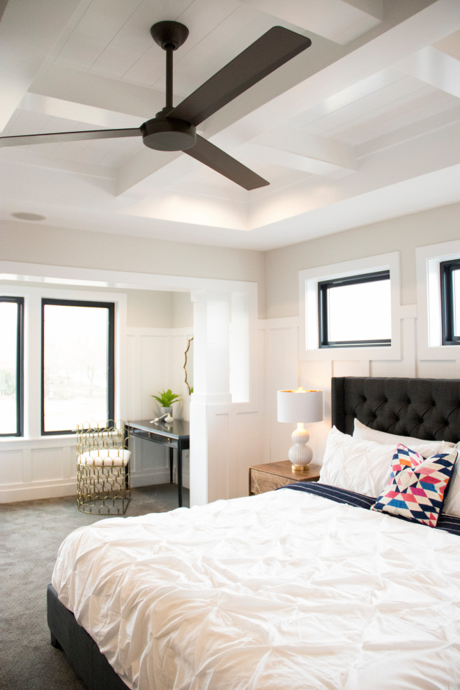 ソルトレイクシティにある巨大なトランジショナルスタイルのおしゃれな主寝室 (白い壁、カーペット敷き、グレーの床、格子天井、羽目板の壁) のレイアウト