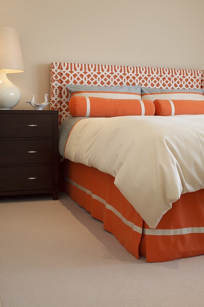 サンフランシスコにあるコンテンポラリースタイルのおしゃれな寝室 (ベージュの壁、カーペット敷き、グレーとクリーム色) のレイアウト