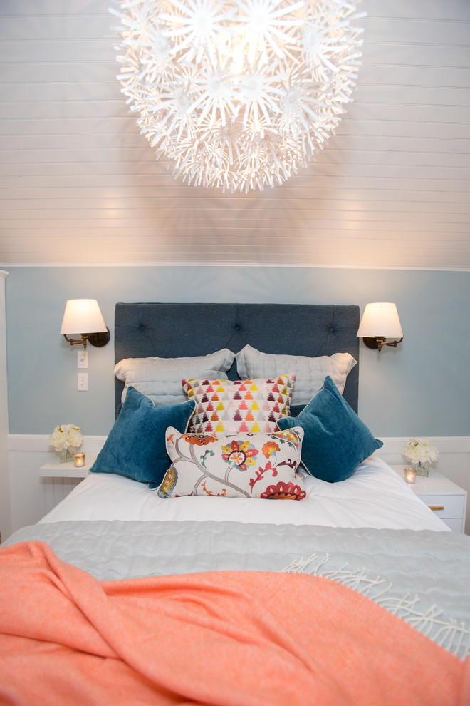 バーリントンにある小さな北欧スタイルのおしゃれな寝室 (青い壁) のレイアウト