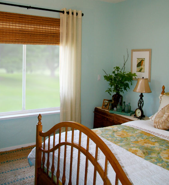 Aménagement d'une petite chambre classique avec un mur bleu et un sol multicolore.