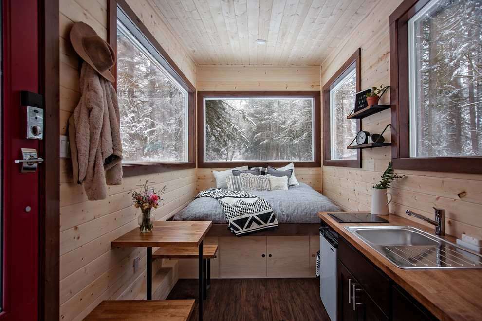 На фото: хозяйская спальня в стиле рустика с бежевыми стенами, темным паркетным полом и коричневым полом