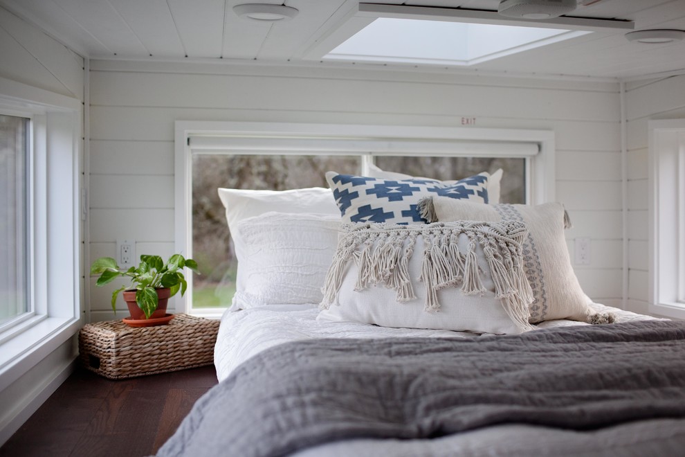 Esempio di una camera da letto stile loft minimal con pareti bianche, parquet scuro e pavimento marrone