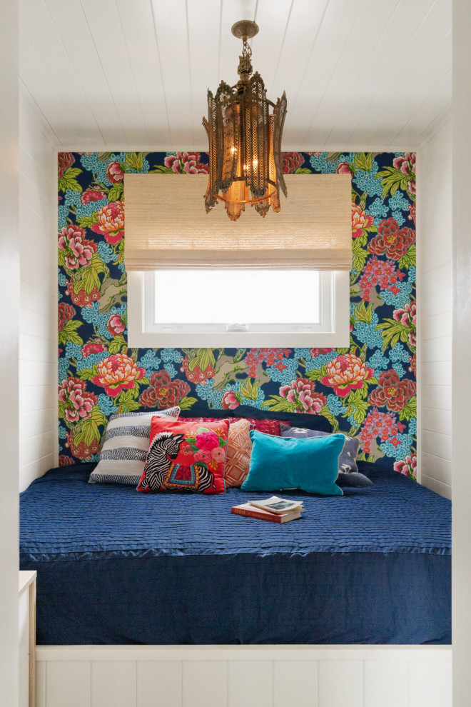 Kleines Eklektisches Schlafzimmer mit weißer Wandfarbe, Vinylboden, Holzdielendecke und Holzdielenwänden in Philadelphia
