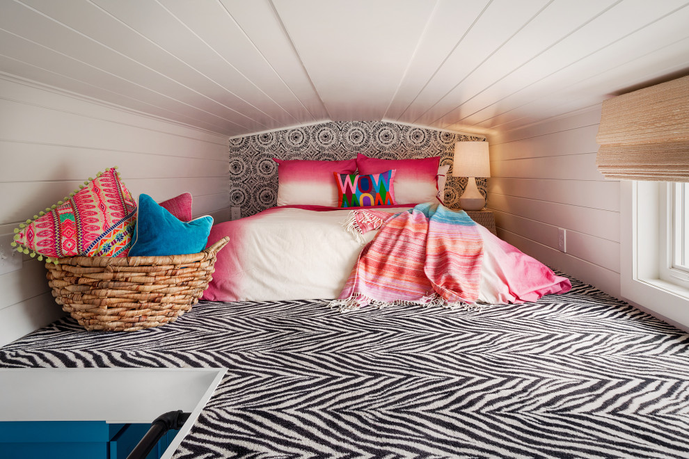 Immagine di una piccola camera da letto bohémian con pareti bianche, moquette, soffitto in perlinato, soffitto a volta, pareti in perlinato e pavimento multicolore