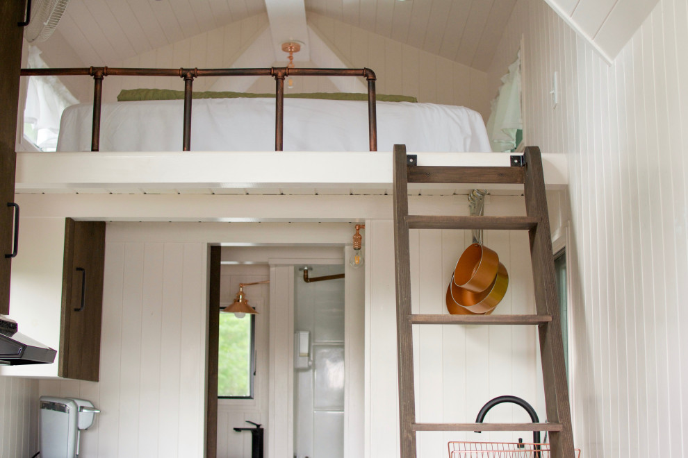 Ejemplo de dormitorio tipo loft bohemio de tamaño medio con paredes blancas