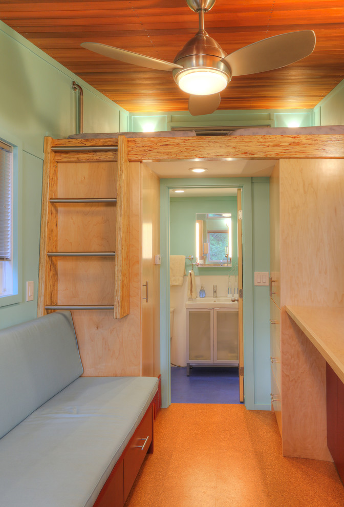 Kleines Modernes Schlafzimmer ohne Kamin, im Loft-Style mit blauer Wandfarbe und Korkboden in New York