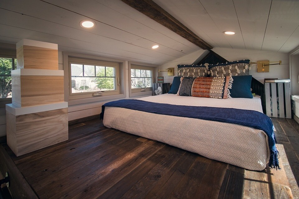Kleines Country Schlafzimmer im Loft-Style mit weißer Wandfarbe in Oklahoma City