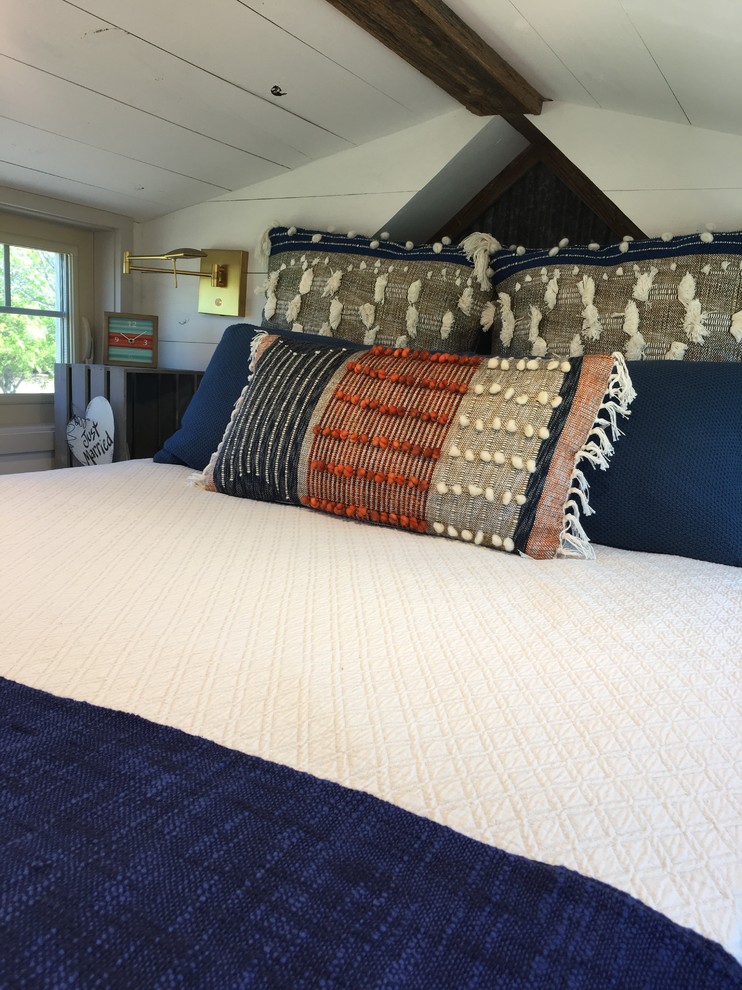 Foto di una piccola camera da letto stile loft country con pareti bianche