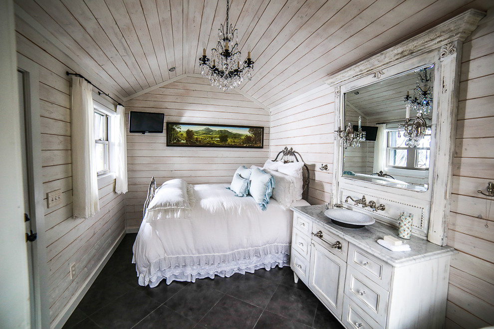 Kleines Shabby-Style Hauptschlafzimmer mit weißer Wandfarbe und Porzellan-Bodenfliesen in Charlotte