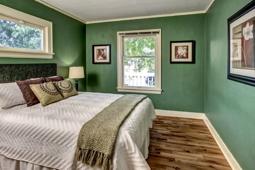 Aménagement d'une chambre contemporaine avec un mur vert.