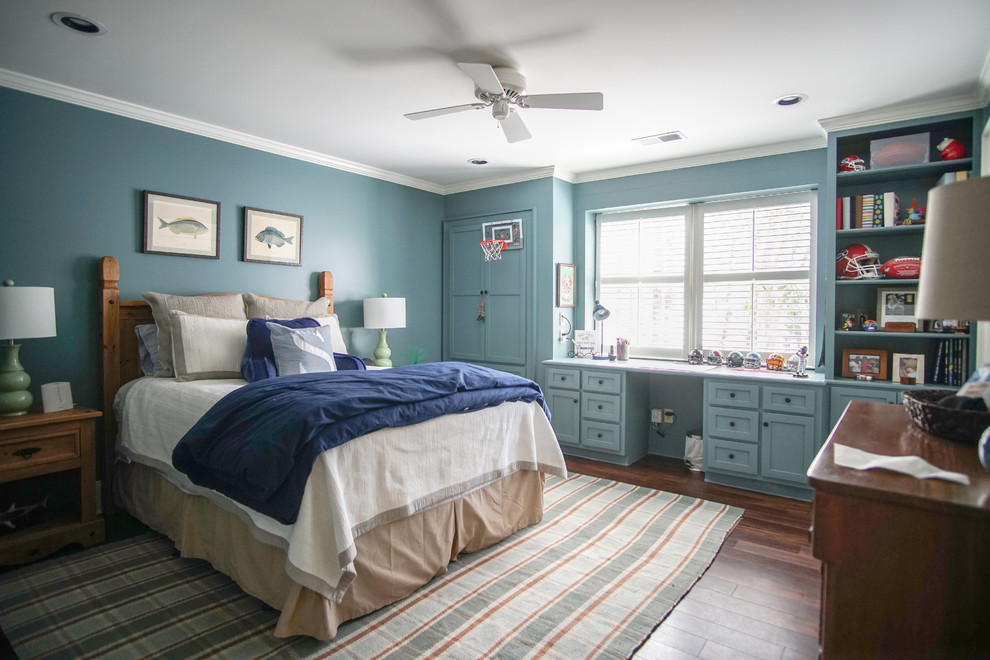Esempio di una camera degli ospiti country di medie dimensioni con pareti blu, pavimento in legno massello medio, nessun camino e pavimento marrone
