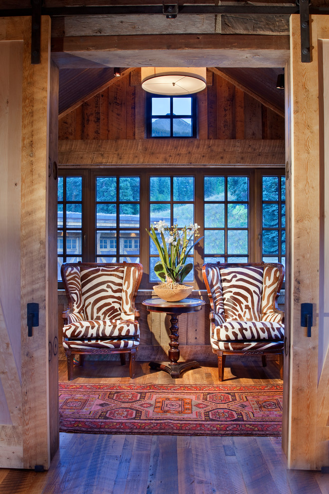 Uriges Hauptschlafzimmer mit braunem Holzboden in Denver