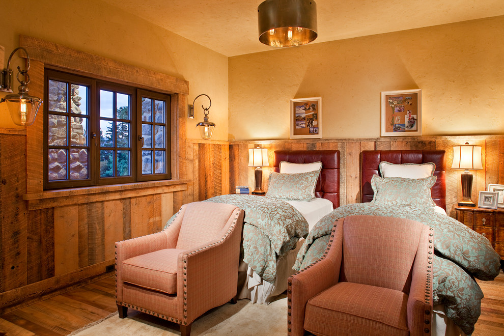 Foto de habitación de invitados rural con suelo de madera en tonos medios