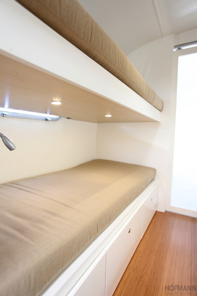 Idéer för att renovera ett litet funkis sovrum, med vita väggar och bambugolv