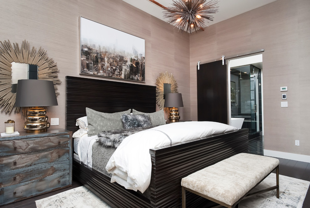 На фото: хозяйская спальня среднего размера в стиле неоклассика (современная классика) с бежевыми стенами и темным паркетным полом с