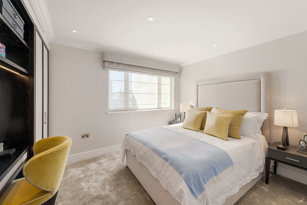 ロンドンにある小さなコンテンポラリースタイルのおしゃれな客用寝室 (白い壁、カーペット敷き、ベージュの床、格子天井、壁紙)