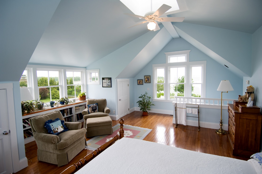 Immagine di un'In mansarda camera da letto classica con pareti blu