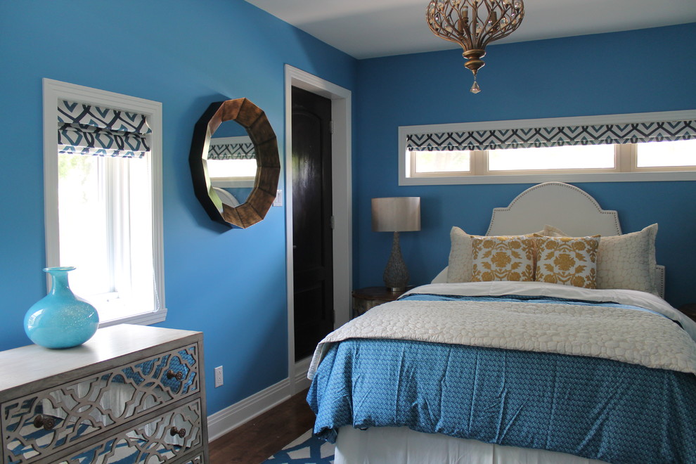 Inspiration för ett litet vintage gästrum, med blå väggar och mellanmörkt trägolv