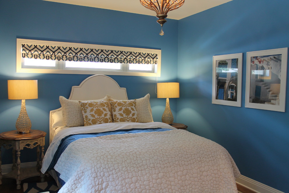 На фото: маленькая гостевая спальня (комната для гостей) в стиле неоклассика (современная классика) с синими стенами и паркетным полом среднего тона для на участке и в саду