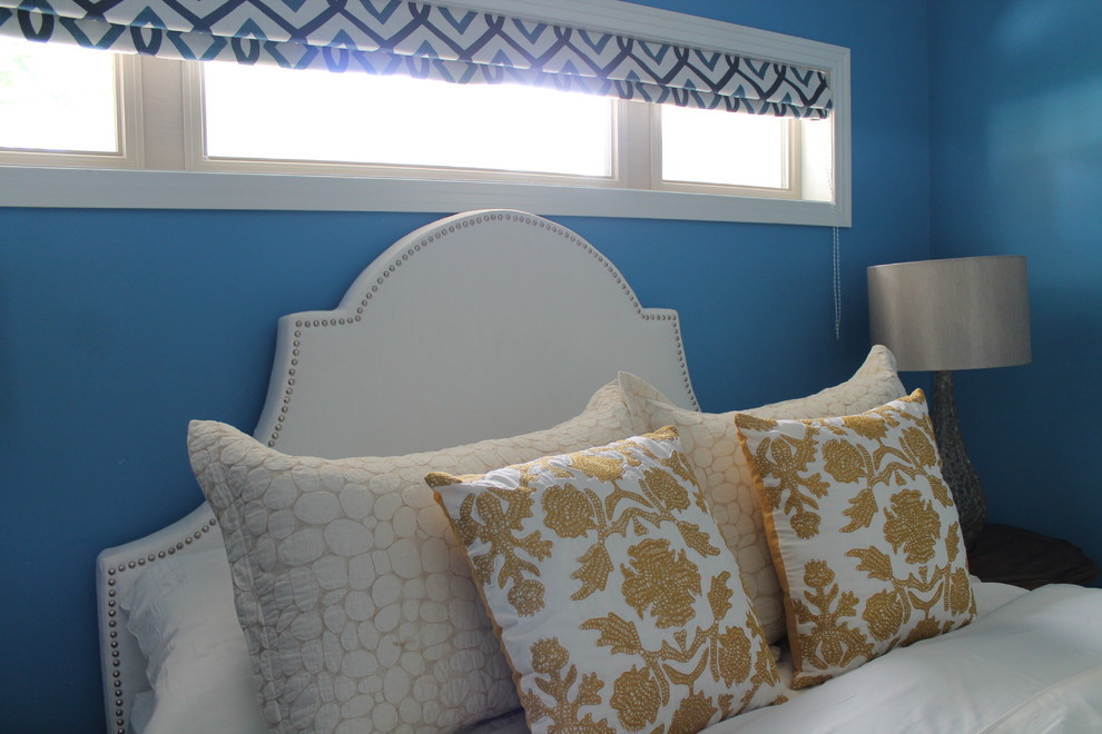 Idee per una piccola camera degli ospiti chic con pareti blu e pavimento in legno massello medio