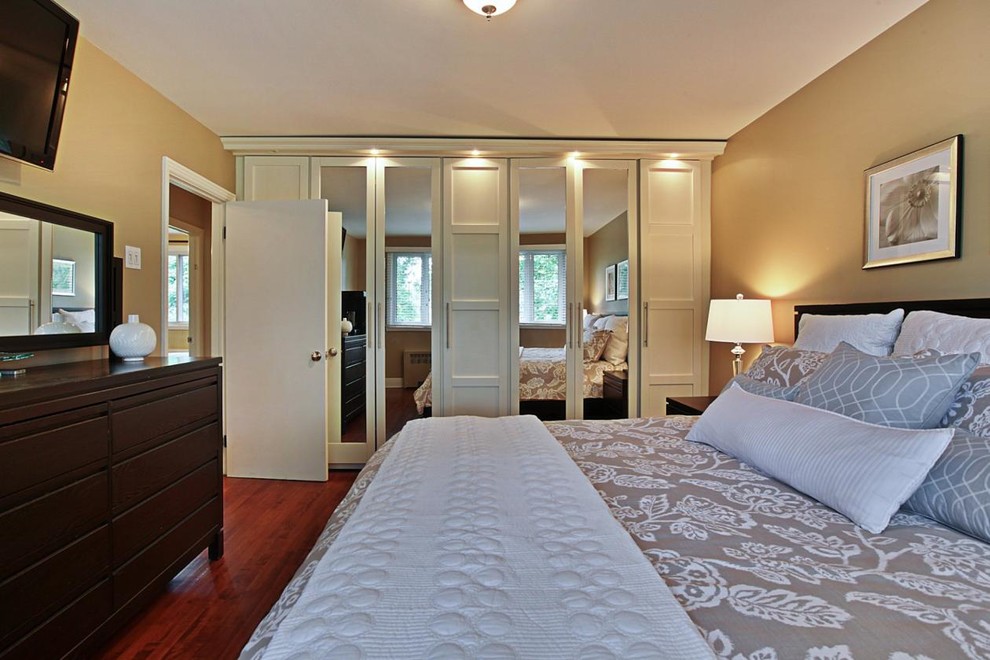 モントリオールにある小さなコンテンポラリースタイルのおしゃれな主寝室 (黄色い壁、無垢フローリング) のレイアウト