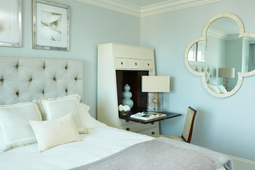 ニューヨークにある中くらいなトランジショナルスタイルのおしゃれな客用寝室 (青い壁、カーペット敷き、グレーとクリーム色) のインテリア
