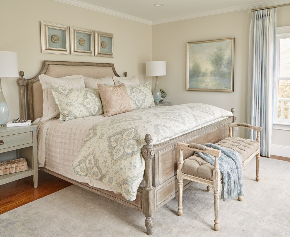 Klassisches Schlafzimmer mit beiger Wandfarbe, braunem Holzboden und braunem Boden in Boston