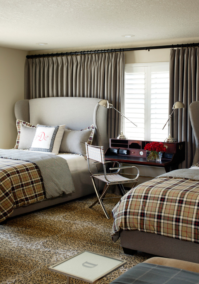 Ejemplo de dormitorio moderno de tamaño medio sin chimenea con paredes beige, moqueta y con escritorio