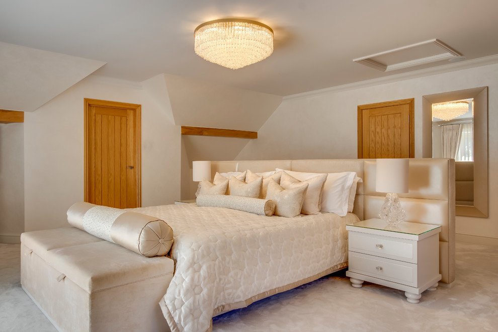 Idee per una grande camera matrimoniale classica con pareti beige, moquette e pavimento beige