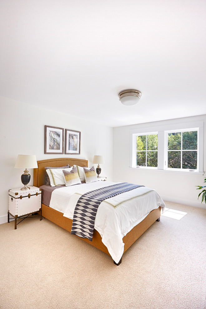 Modelo de dormitorio campestre grande con paredes blancas y moqueta