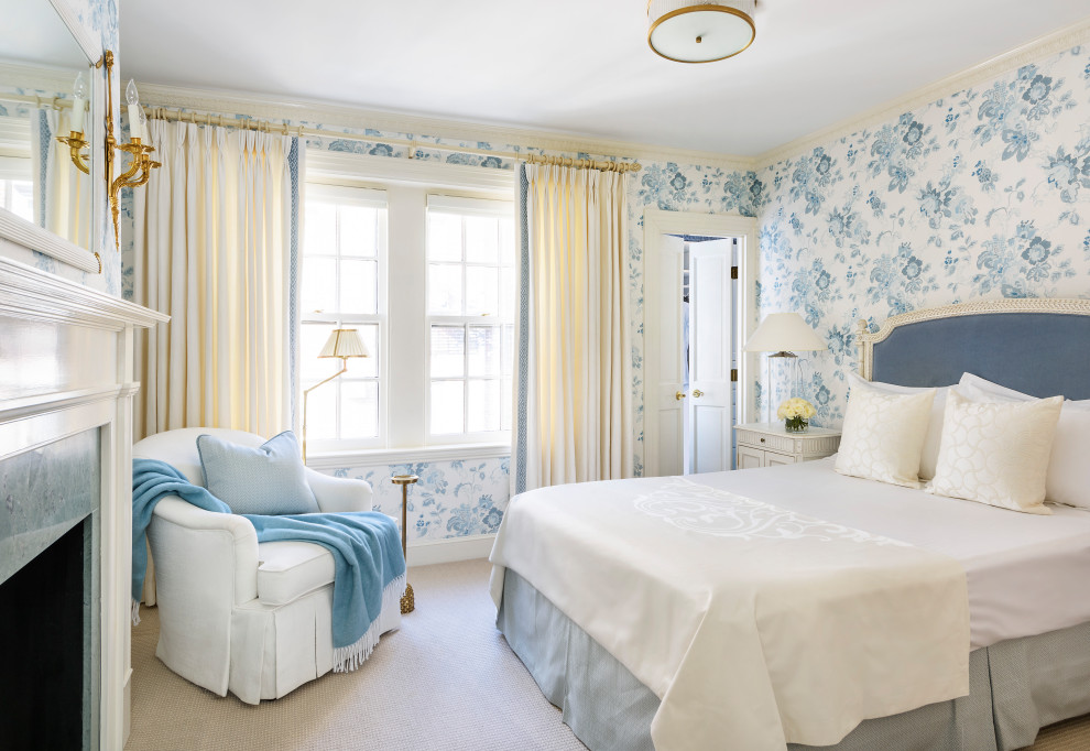 Свежая идея для дизайна: спальня в классическом стиле с синими стенами, ковровым покрытием, стандартным камином, бежевым полом и обоями на стенах - отличное фото интерьера