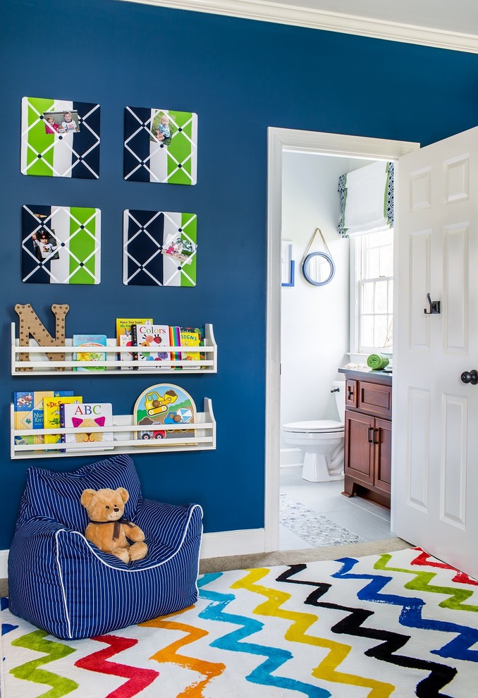 Imagen de habitación de invitados moderna de tamaño medio con paredes azules y moqueta
