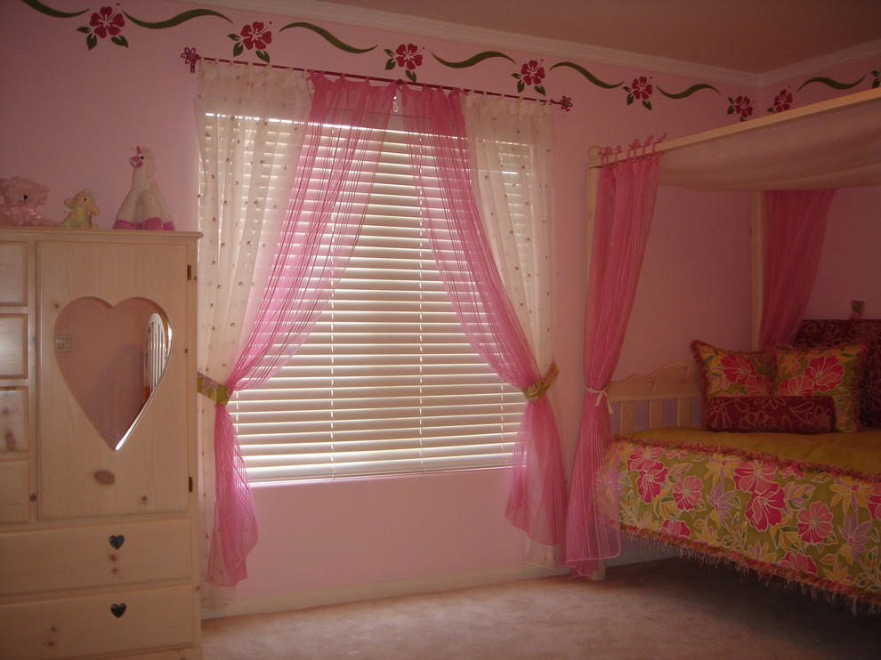 Imagen de dormitorio exótico pequeño con paredes rosas y moqueta